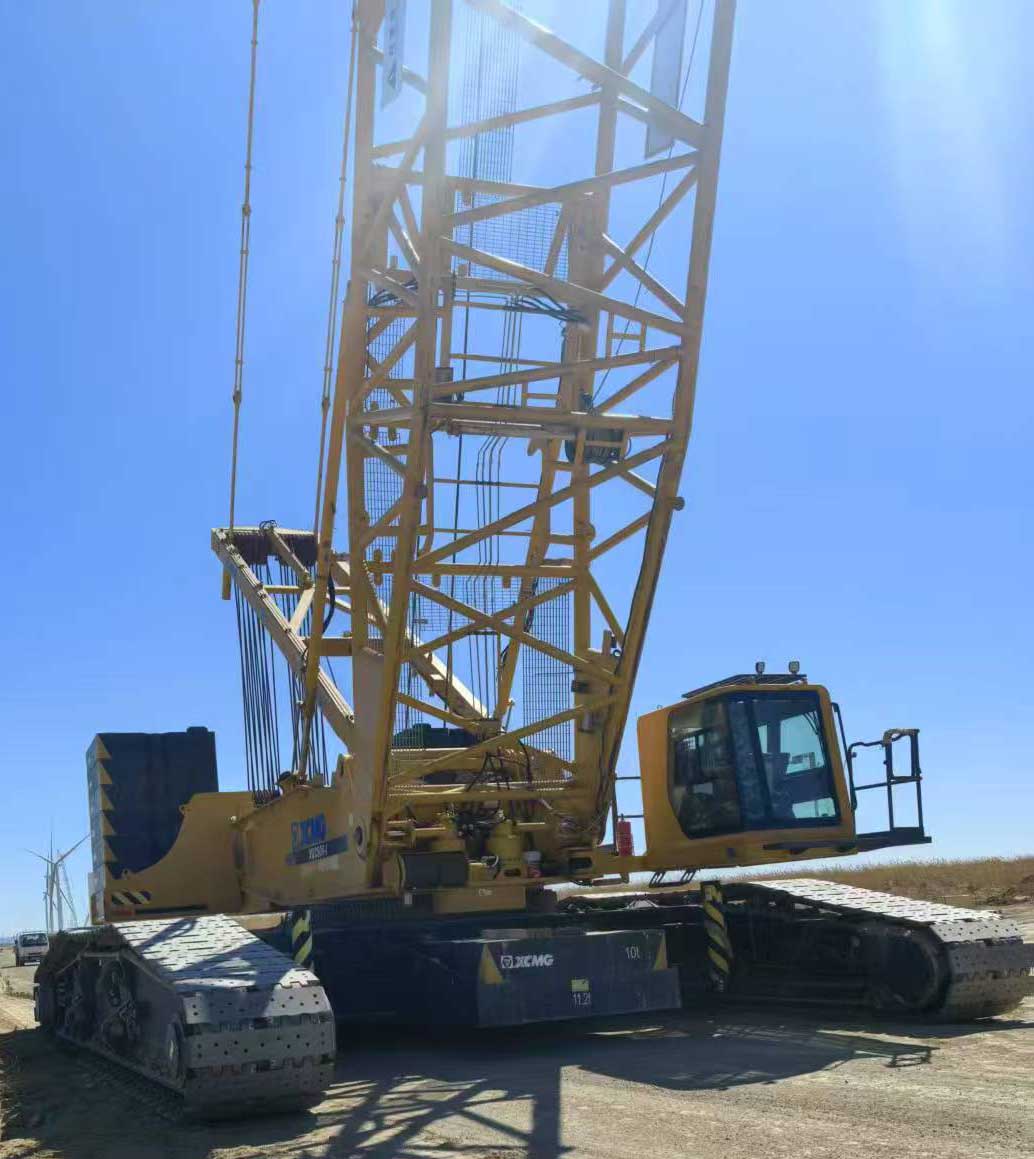 The-front-view-of-a-used-crawler-crane-XGC500-I