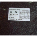 Deliciosos frijoles negros salados en bolsas