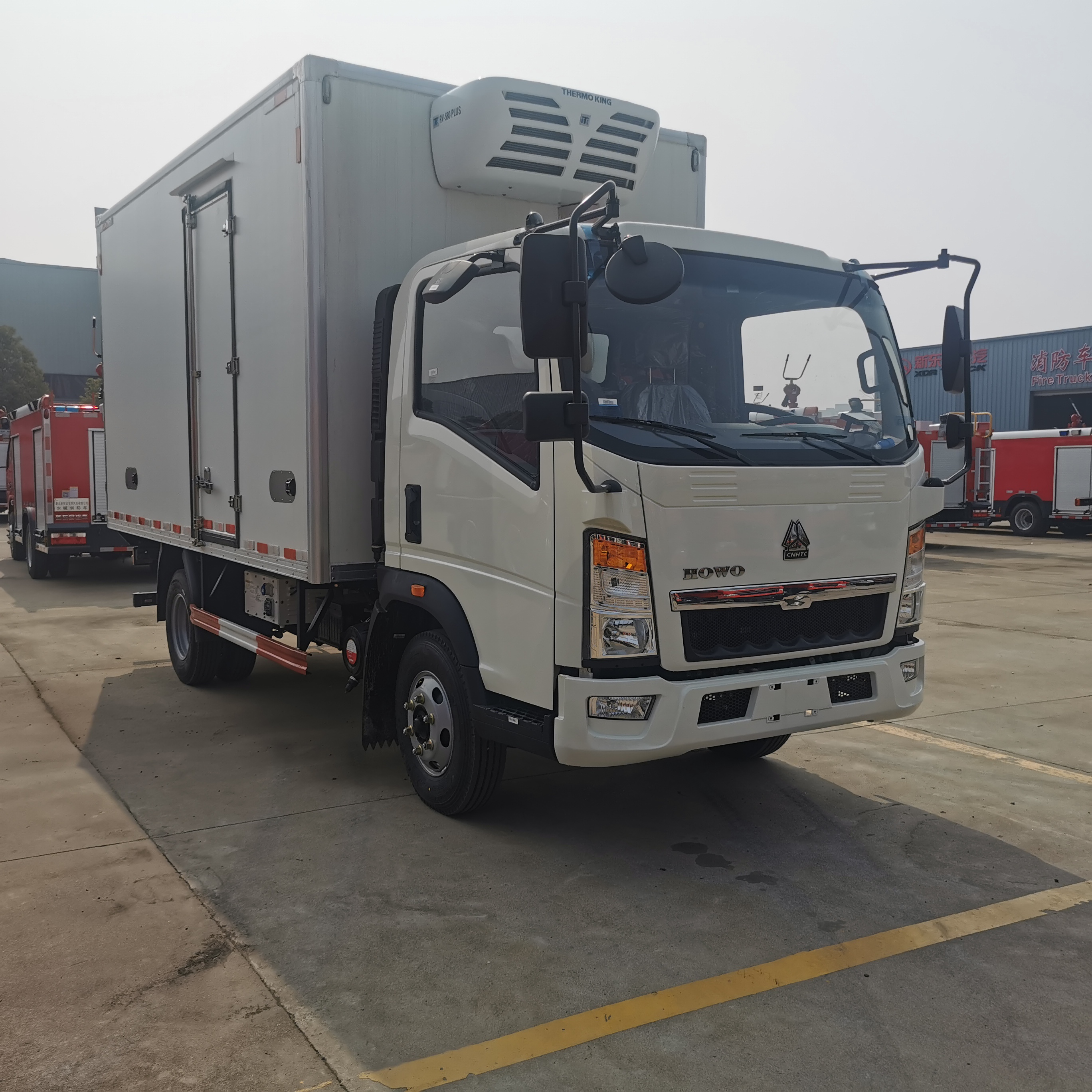 SINOTRUK HOWO 6 wheels 5 ton refrigerator truck