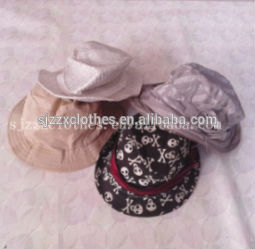 Second hand clothes stock of used hats, belts, toys Fashion Accessories for used clothing