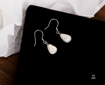 Brincos delicados de prata esterlina com gota de cristal