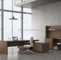 Houten tafel- en stoelmanagers ergonomische kantoorbureau