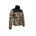 Giacca leopardata alla moda da donna