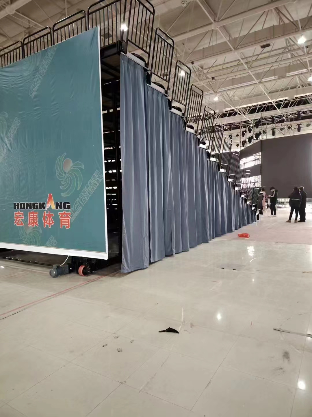 Manual soft seat telescopic bleacher
