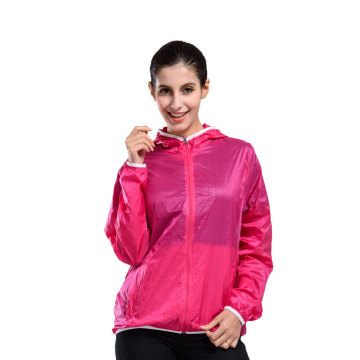 Abbigliamento escursionistico estivo personalizzato e abbigliamento da sole