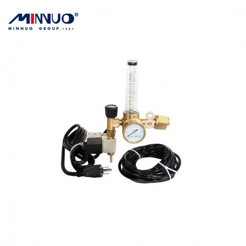 Low cost CO2 pressure regulator