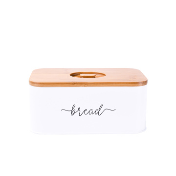 나무 뚜껑이있는 작은 직사각형 빵 상자