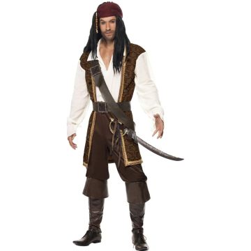 Uomini in costume pirata di Halloween in alto mare