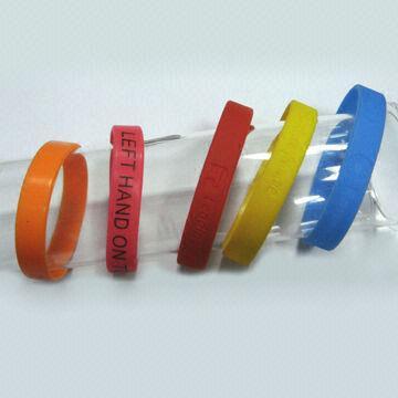 Fesyen Wristband silikon promosi yang berwarna-warni dengan Debossed dan mencetak Logo
