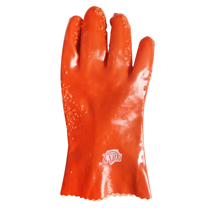 Orange PVC-Handschuhe mit Chips auf der Handfläche