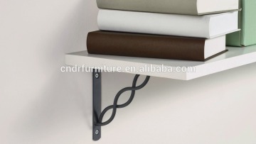 Triangle wall mounting bracket for shelf
