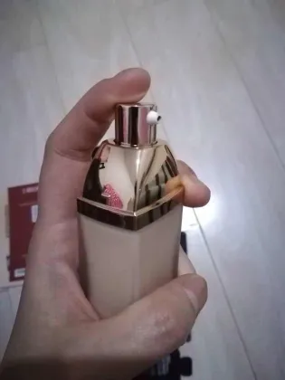 Grinding little gold cover foundation liquid