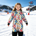Traje de esquí infantil vibrante con diseño de pinceladas
