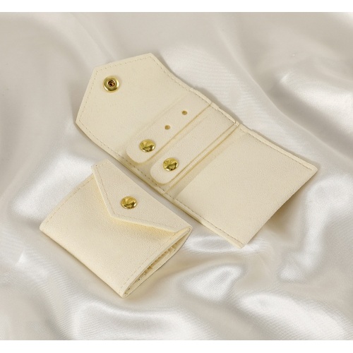 Portable slim jewelry storage pouch with snap button
