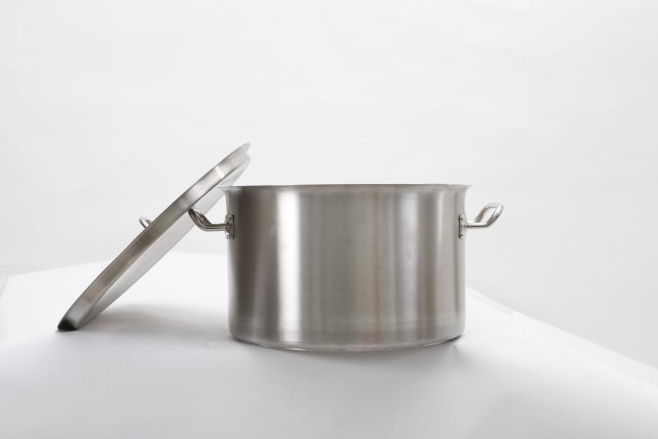 Sleek and sturdy stainless steel cooking pot