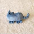 Petit oreiller avec un animal en peluche de chaton bleu