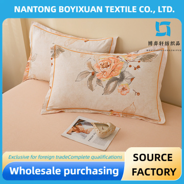 Almohada ligera 100% algodón con diseño de flores.