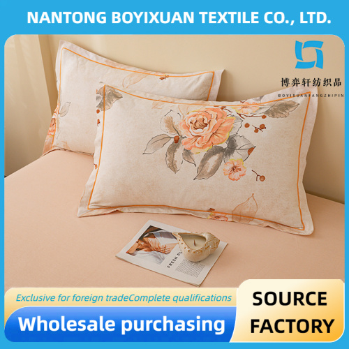 Almohada ligera 100% algodón con diseño de flores.