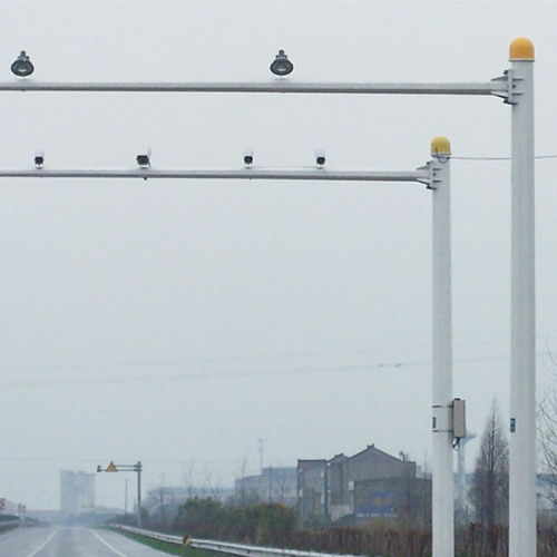 Suministre el poste de vigilancia de la cámara del tráfico de la carretera residencial poste de la cámara poste de luz de la policía electrónica