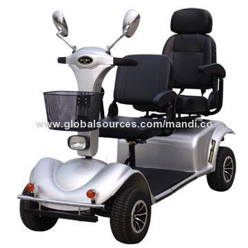 Tandem Mobility Scooters, Used to Ferry the Children from School, Equipped with Turn Signals