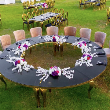 Hotel Wedding Event Dining Table with Gold Stainless Steel Serpentine and Round Centerpieces
