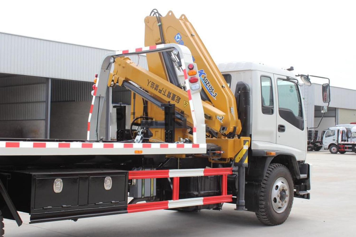 ISUZU flatbed wrecker with 3.2tons crane