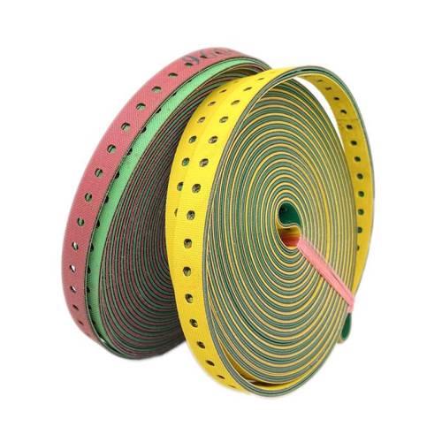 Correa de distribución con orificio de perforación para una máquina de tejer circular