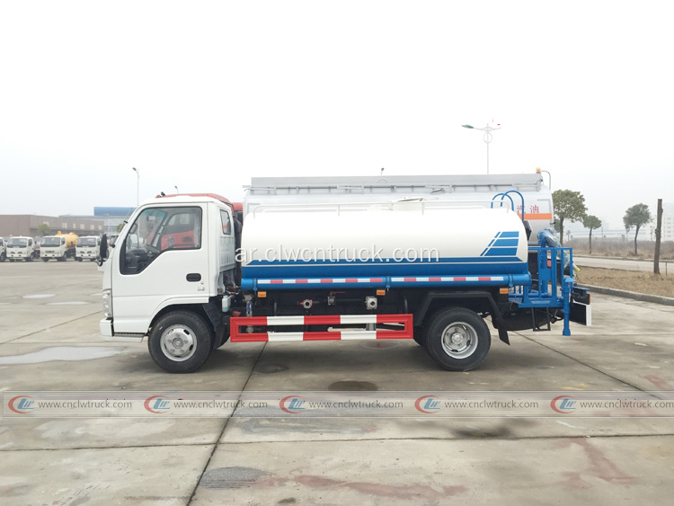 HOT العلامة التجارية الجديدة ايسوزو 4000litres شاحنة رش المياه