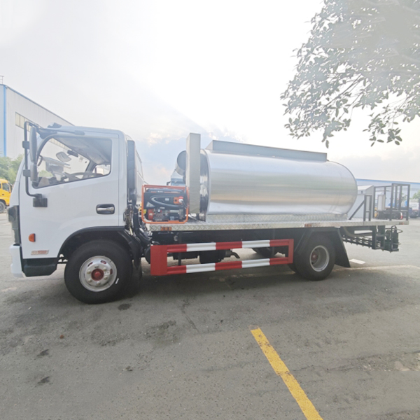 Dongfeng 4x2 6CBM Caminhão de manutenção de rodovias de distribuidor de asfalto