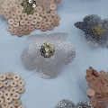 Mehrfarbiger, mit Blumen und Pailletten bestickter Netzstoff aus 100 % Nylon