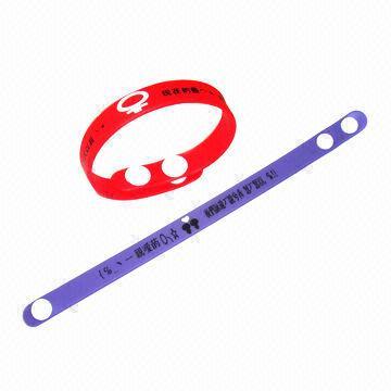 Panas menjual promosi dan hadiah boleh laras silikon Wristband, warna-warna yang pelbagai disediakan