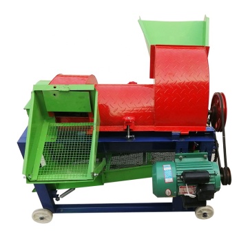 تستخدم الأسرة آلة Thresher متعددة المقاطع وآلة القشر