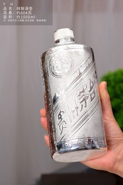 Hammer Patterned Maotai Wine Bottle Elegance in Glass