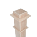 Pos Newel Vintage yang elegan untuk tangga rumah kayu