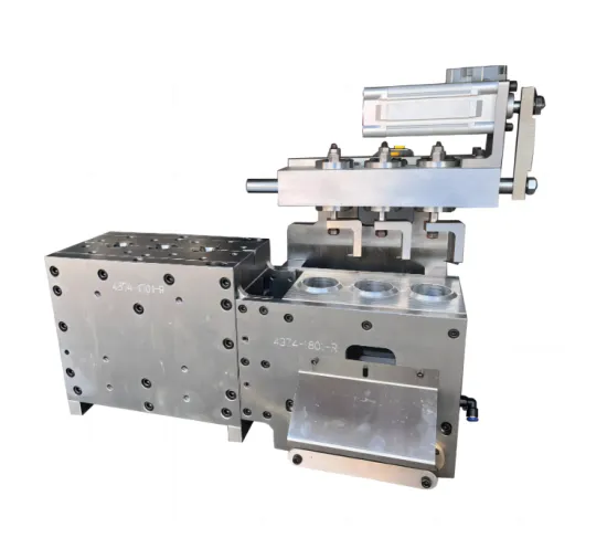 Blow Mold With Rotary Cutting Trimmer