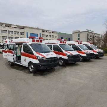 Ambulancia de gasolina que transporta el paciente para emergencias médicas