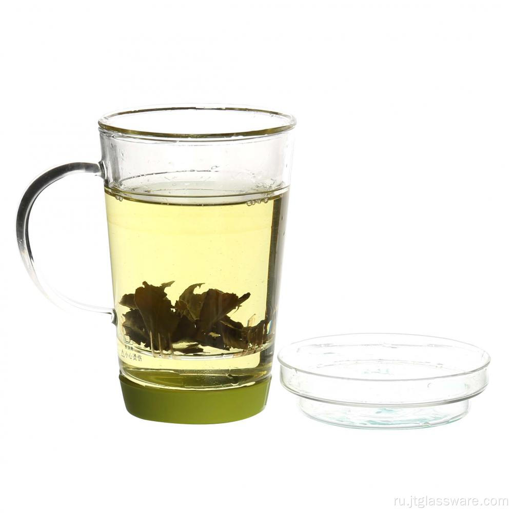 Стеклянная чашка для заваривания чая с сыпучими листьями и цветком