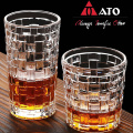 Modello moderno con tazza di vetro whisky barretta