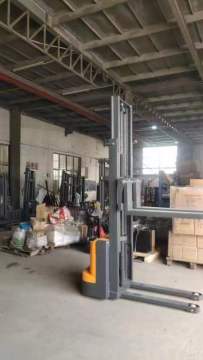 Semi-electric loading and unloading truck