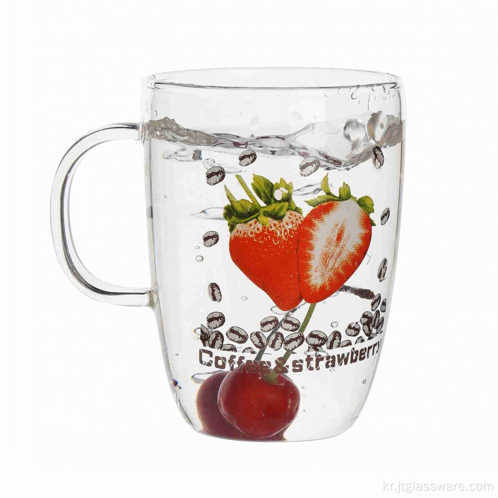 딸기 인쇄가있는 물 유리 컵