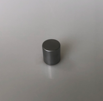 Round zinc cap with silver