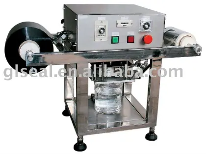 Plastic bottle sealing machine