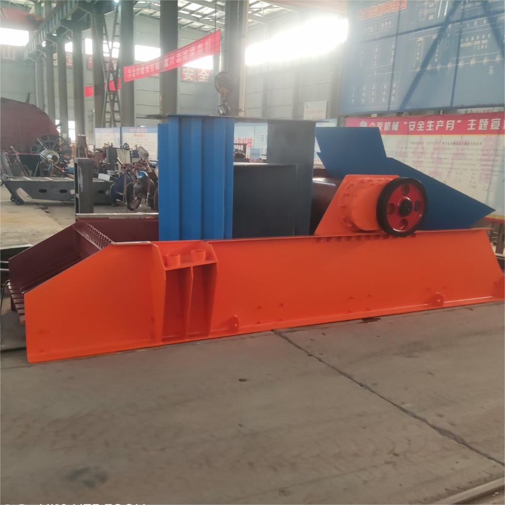 Vibratory feeder for quarry mining