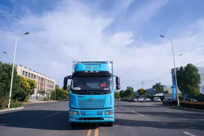 Faw Diesel Engine Refrigerator Freezer Truck