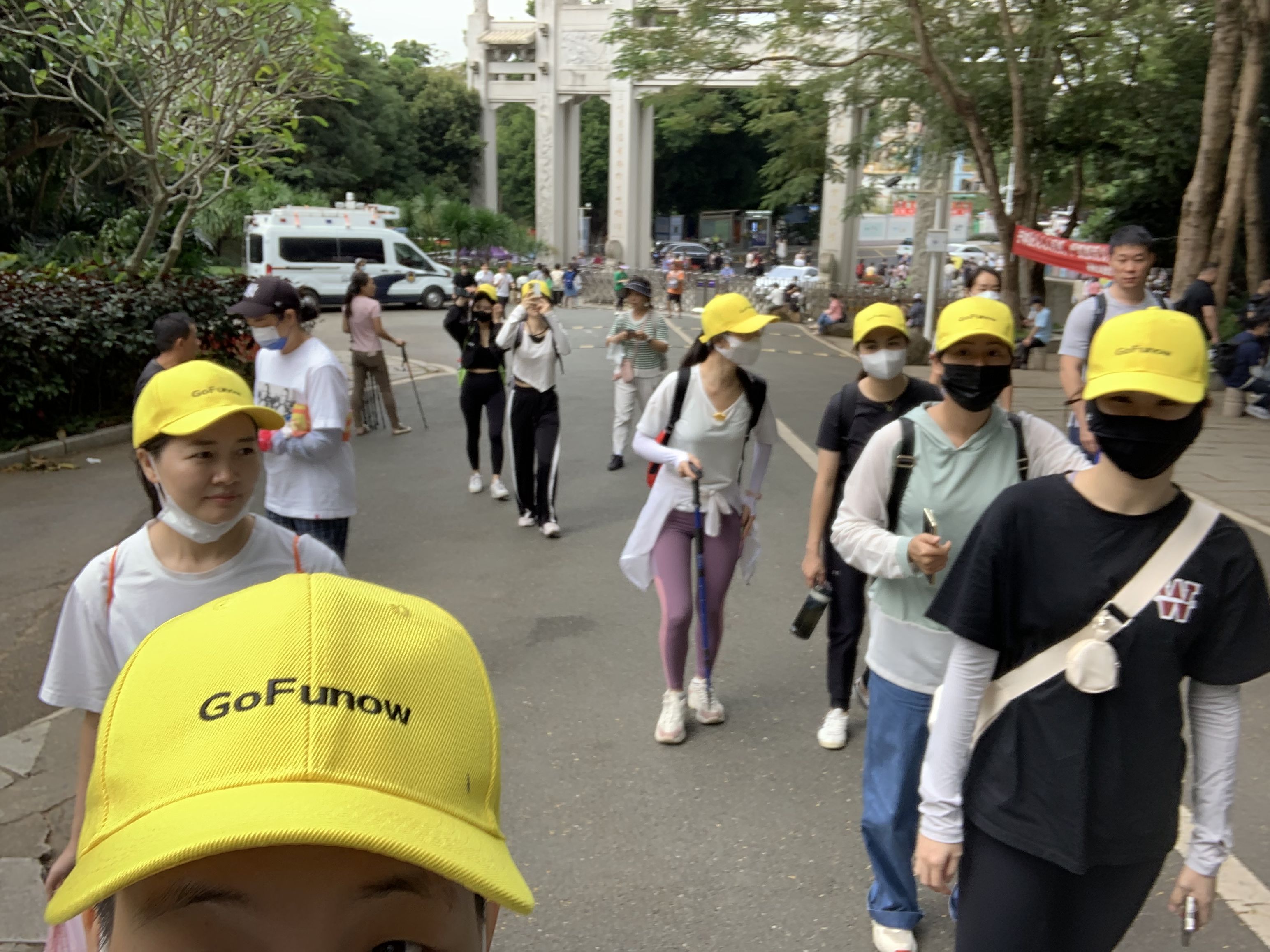 Gofunow Team Start Hiking