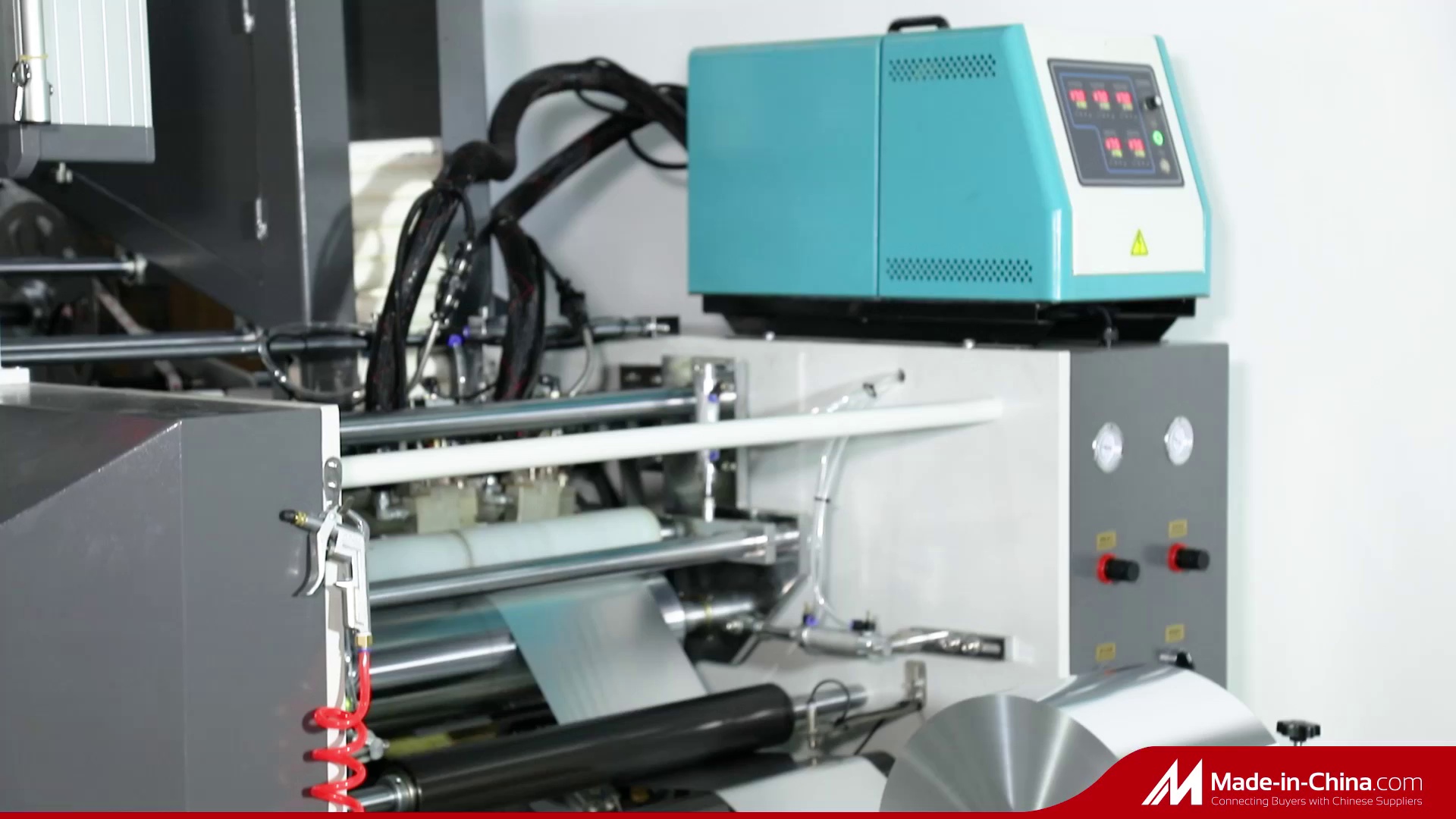 Automatic Aluminum Foil Baking Paper Silicon Paper Slitting Cutting Rewinding Slitter Rewinder Machine

**Title:** **Slitting Cutting Rewinding Machine for Aluminum Foil, Baking Paper & Silicon Paper**