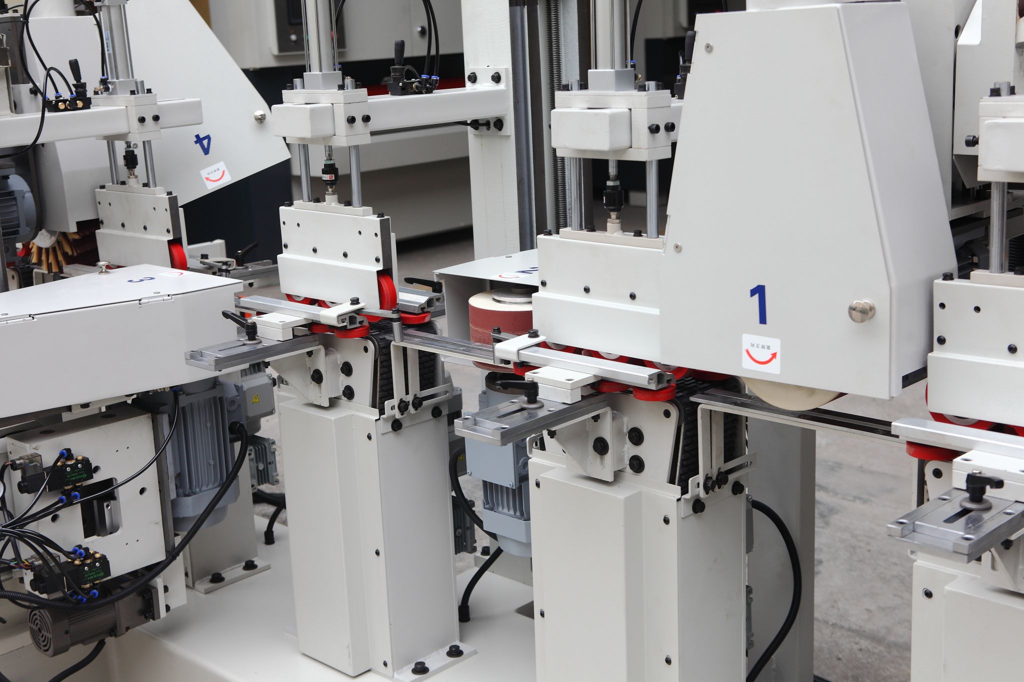 Profile sander for wood linear with fully enclosed dust-proof cover