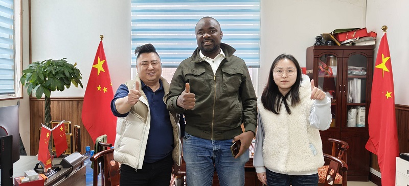 Sierra Leonean Customers Visit Rislife Tire and Sign Order for Two Containers on the Spot!