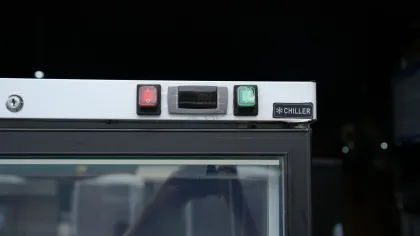 Commercial Catering Equipment: Led Light Vertical Display Cooler with Glass Door Refrigerator