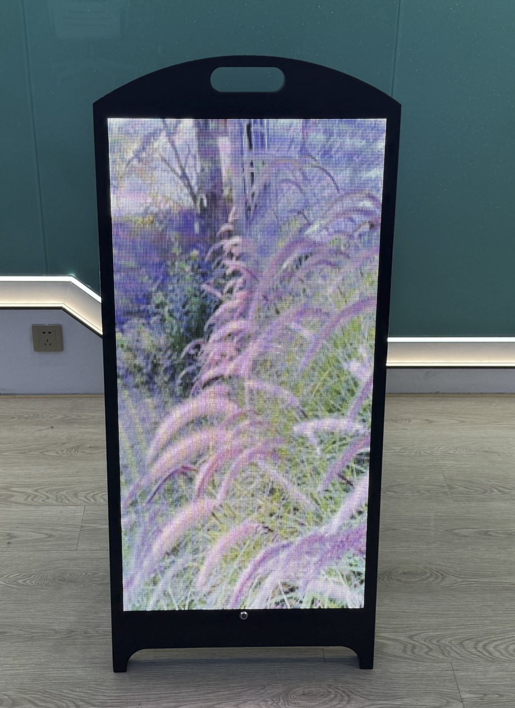 מסגרת ניידת כבדה עם גלגלים תעשייתיים ותמיכה הידראולית לתצוגת LED